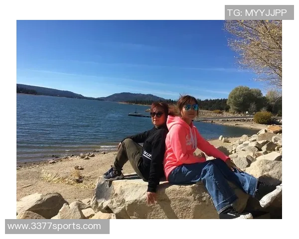 小卡在返回洛杉矶前赴加拿大斯卡伯勒参与篮球活动引发关注 小卡在返回洛杉矶前赴加拿大斯卡伯勒参与篮球活动引发关注